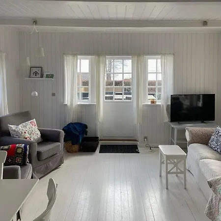 Thatched Wooden House With Sea View Semesterbostad *