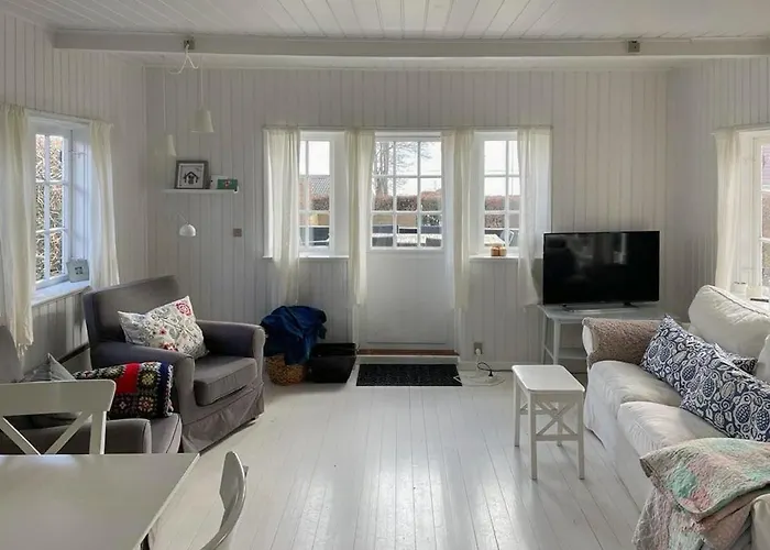 Thatched Wooden House With Sea View Hébergement de vacances *